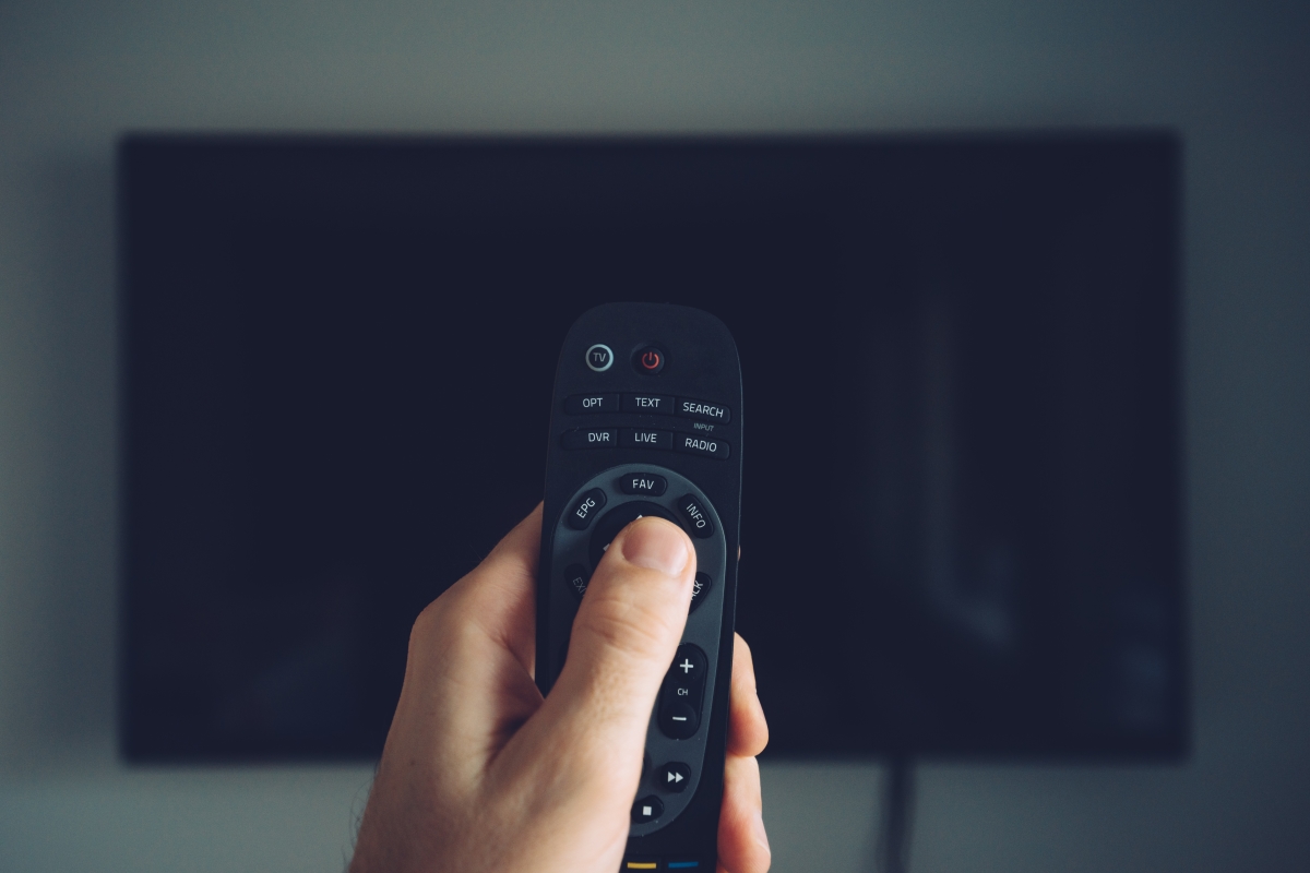 male-hand-with-tv-remote-controller-P7AKGTY